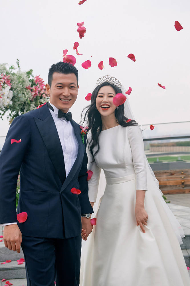 朱珠|怀孕9个月的朱珠也时髦，穿长裙挺着大孕肚，四肢看着仍纤细