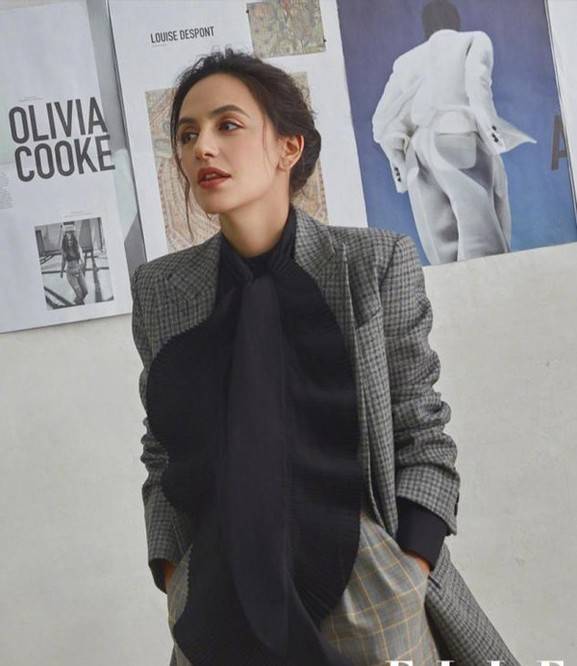 一身|刘烨妻子带娃出街，10岁诺一身高快赶超妈妈，五官和刘烨太像了！