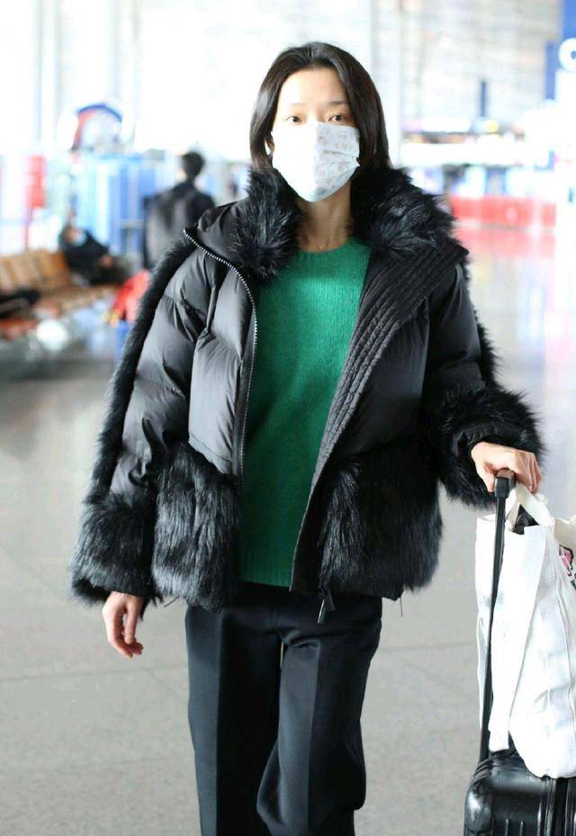 个性|杜鹃气质感真好，黑色外套配宝石绿毛衣清新脱俗，机场走出T台范