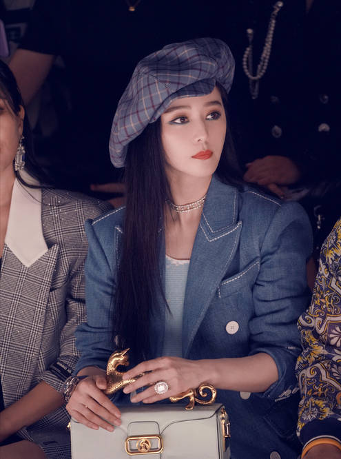 范冰冰|范冰冰一家合体,她被追捧爸妈却被冷落,范爸全程低头范妈好拘谨?