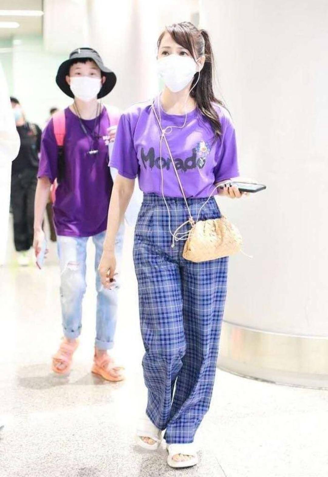 小姑娘|伊能静真把自己当小姑娘，穿格纹裤还扎高马尾，搂婆婆肩像孙女儿