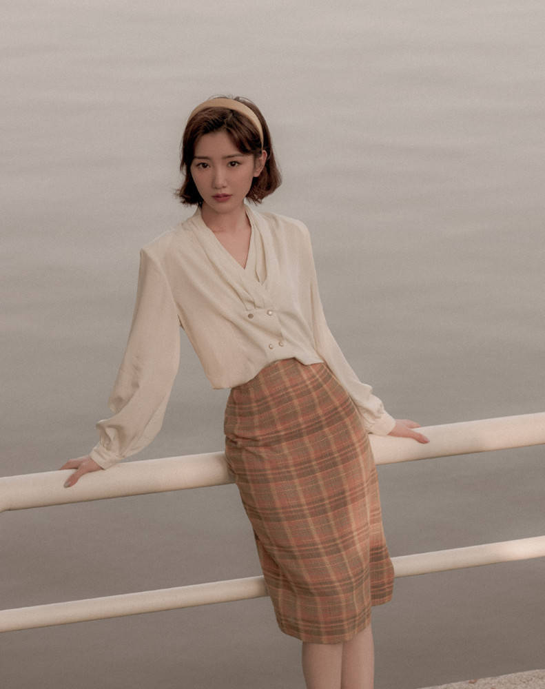 配饰|毛晓彤晒乔三丽结婚照,复古卷发配红西装,70年代的打扮也挺美