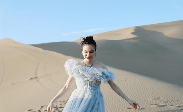 整体|吴敏霞首挺5月孕肚捞金，罕化浓妆超美，光脚在沙漠中走秀似超模