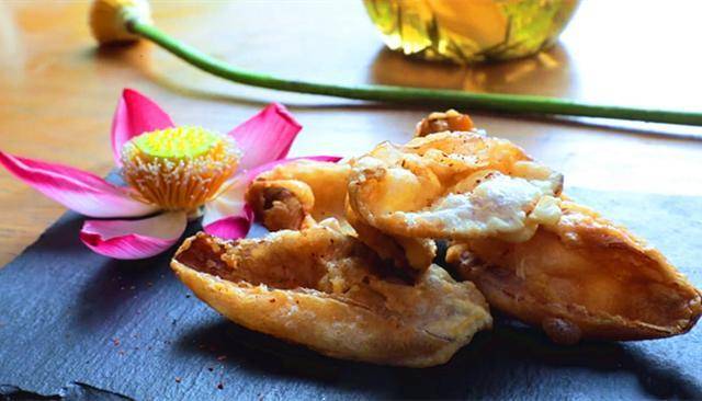 美食|李子柒摘荷花做美食,一卷一泡一油炸,网友:这样真的好吃吗?