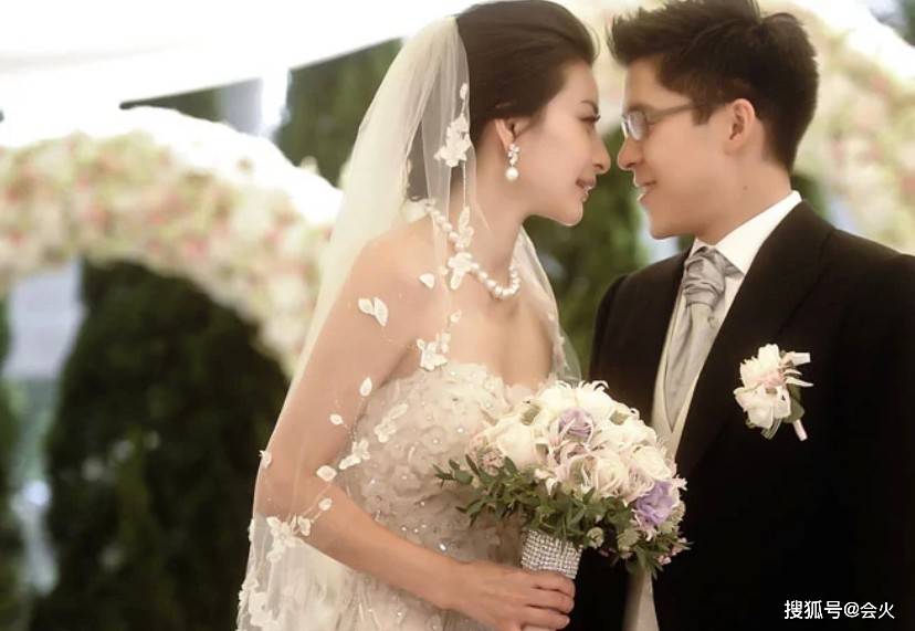 体育|郭晶晶夫妇约会看画展，霍启刚满眼爱意望妻，不带孩子过二人世界