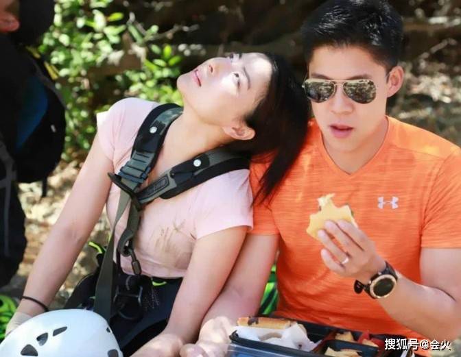 体育|郭晶晶夫妇约会看画展，霍启刚满眼爱意望妻，不带孩子过二人世界