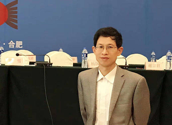 2000年辞去公职,专事书法和绘画的学习和研究,先后研修于中国美术学院