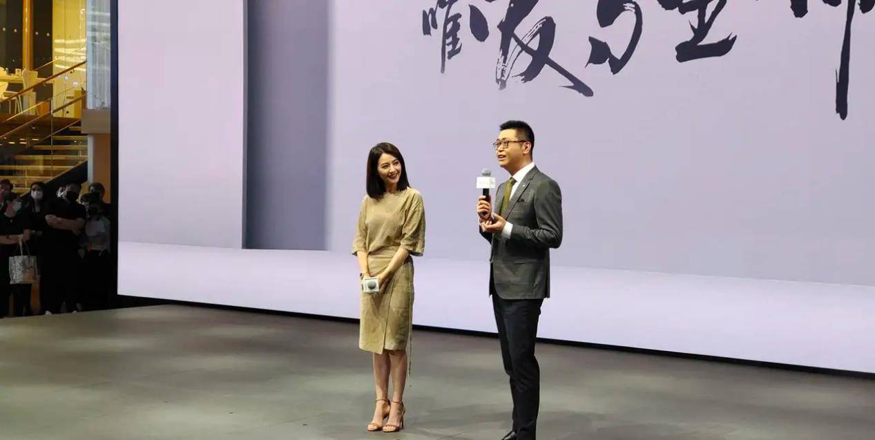 班裙|高圆圆高调为沃尔沃站台！穿上班裙仪态满分，成熟曲线像选美比赛