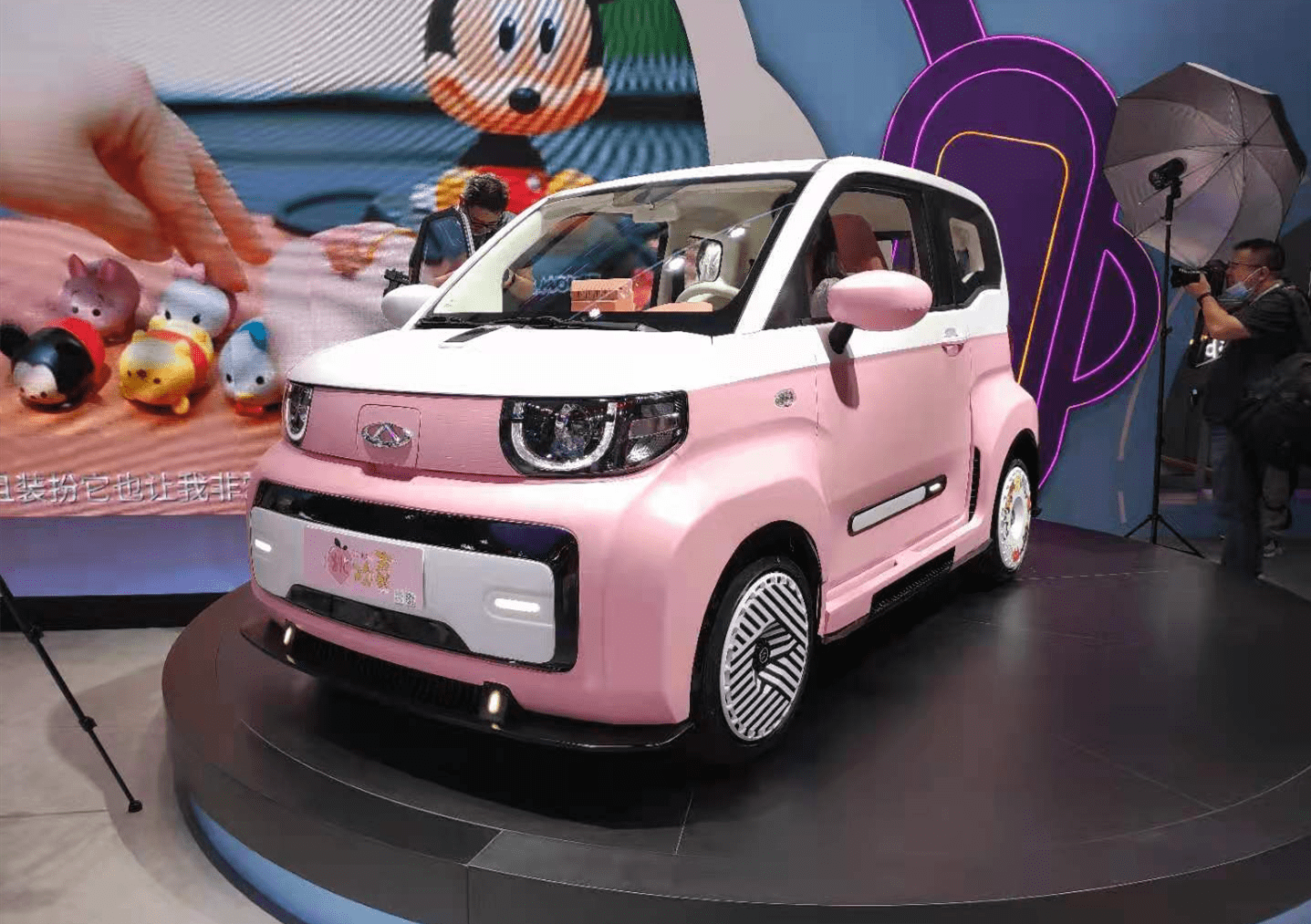 宏光mini最强挑战者奇瑞qq冰淇淋现身车展内饰低调上档次