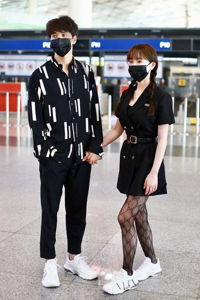 黑色|张檬的牛奶肌太白了，穿一身黑色修身款，身材真的很惹眼