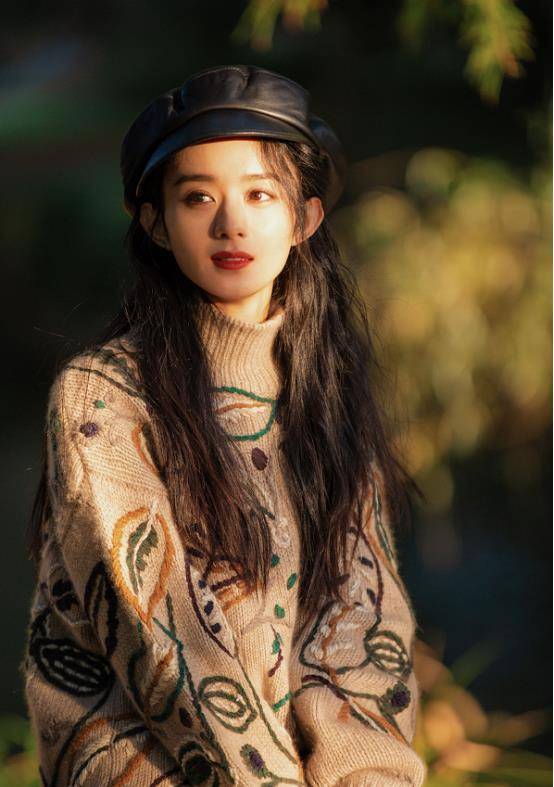 服装|赵丽颖真是越来越有妈妈样了，长裙配复古帽子，很有柔情年代感