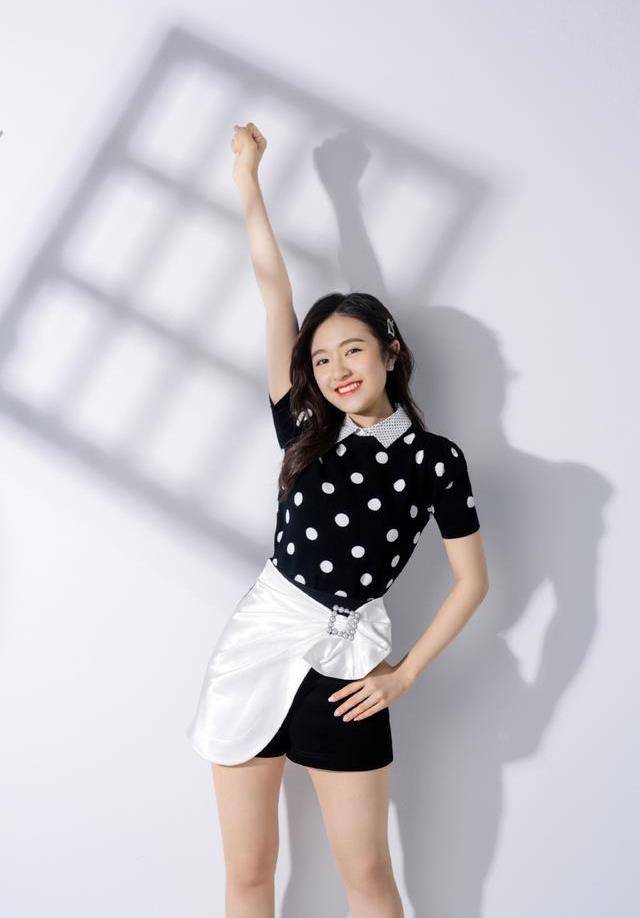 兰迪|李兰迪甜美穿搭来袭，波点上衣配短裤复古又元气，太好看了
