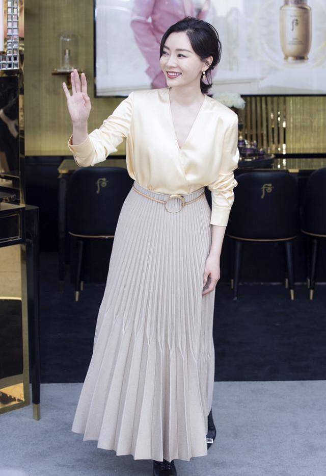 黑色|陈数真是优雅女人的代表，穿“风琴裙”秀身材，二八比例真抢镜