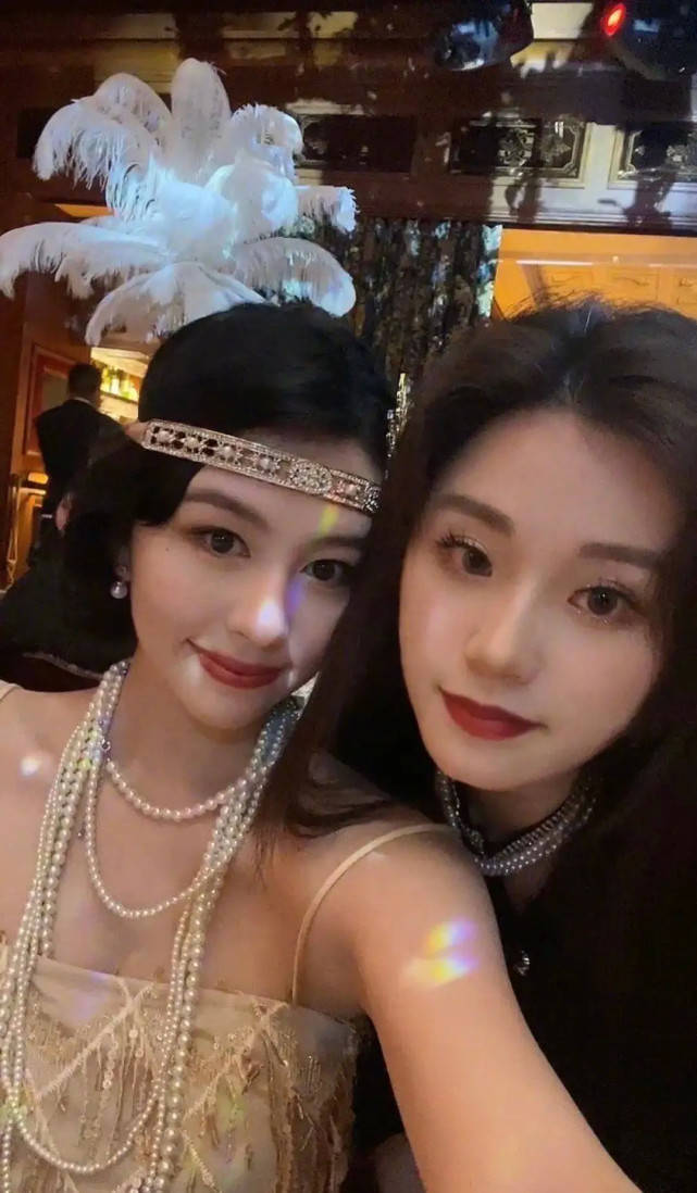 邱淑贞|邱淑贞女儿怕被抢风头！貂皮披肩配珍珠链高调炫富，贵气不及妈妈？