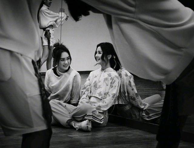 身材苗条|钟欣潼蔡卓妍合体拍大片，阿娇明显变瘦了，阿Sa少女感依旧