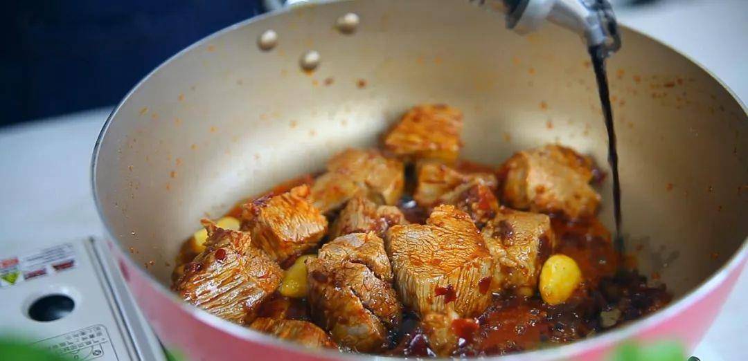 胡萝卜|台式红烧牛腩，红润香喷喷，小编都忍不住狂咽口水了