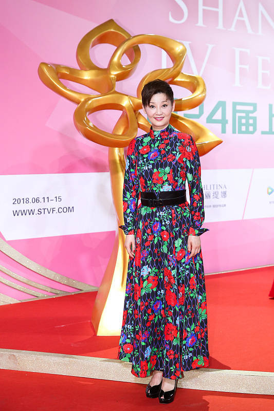 整体|徐帆老了也赶时髦，这么花的裙子也敢穿出门，配短发气质还挺不错