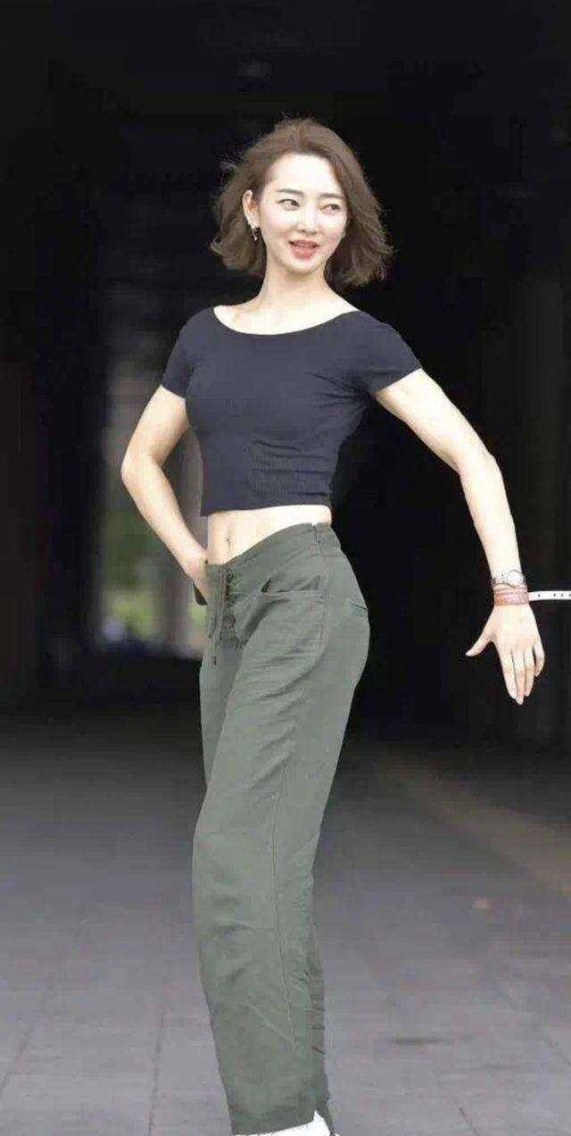 花色|黑色露脐上衣加黑色显瘦打底裤,活泼青春的搭配,看起来很有范儿