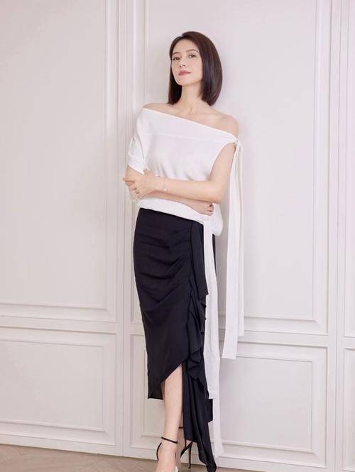 锁骨|高圆圆最新大片曝光,身穿露肩长裙气质出众,这颜值不复出可惜了