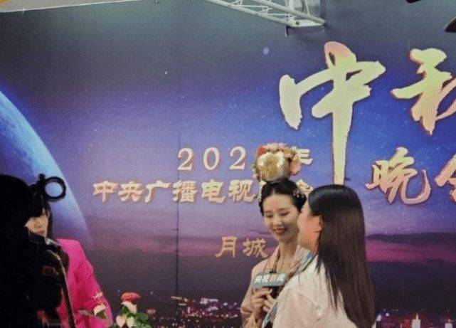 大气|刘诗诗亮相央视中秋晚会！久违扮古装太惊艳，仪态端庄气质真出众