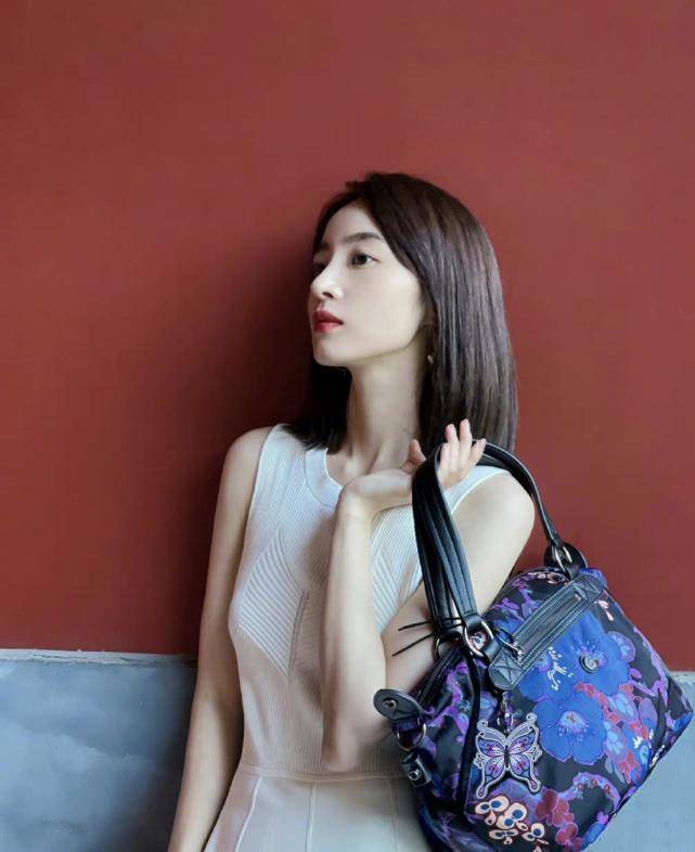 身材|胡冰卿的侧脸轮廓线条真美,白色无袖连衣裙配马丁靴,腿长1米8