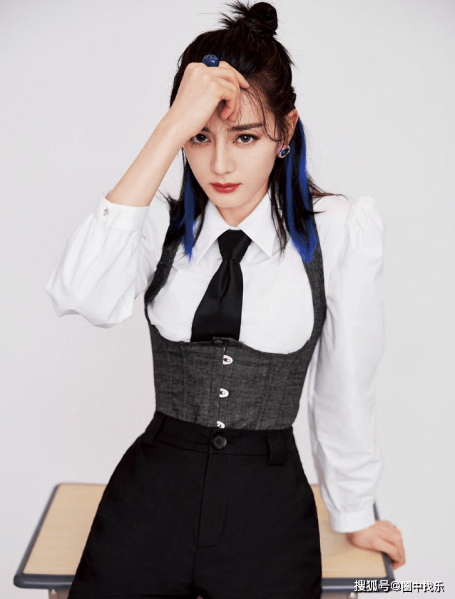 蓝发|迪丽热巴挑染“蓝发”太酷了！衬衣搭西装裤外套马甲更显身材