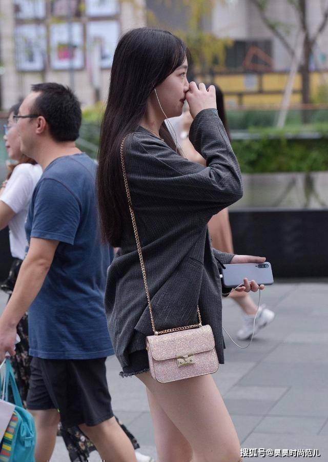 天气|微凉秋日的气质穿搭，简单的小西装外套搭配牛仔裤，大方又显身材