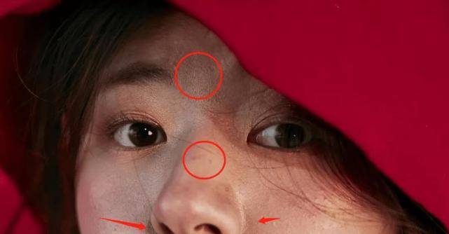 脸部|尴尬！赵露思杂志未修图流出，五官扁平痘痘多，网友：少女感全靠修！