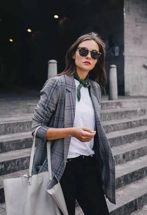 配饰|谁说丝巾老气只适合老太太?这样搭你也能高出气魄,穿出高级感