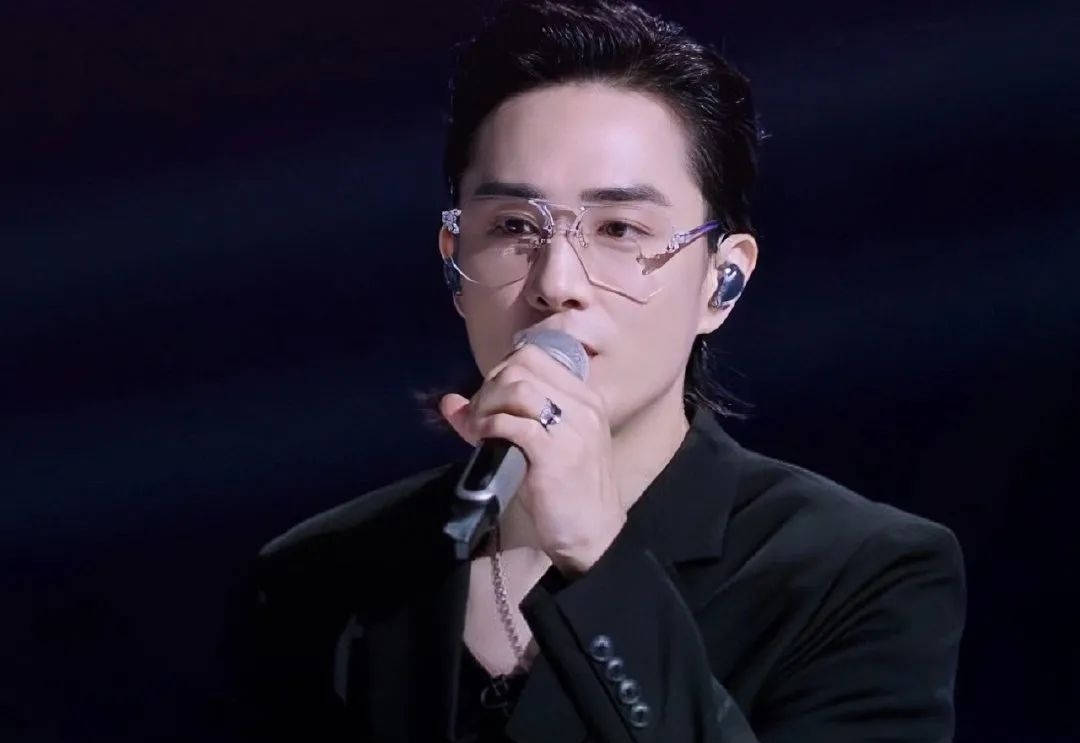 戚薇|他曾被嘲讽“吃软饭”，今凭《披荆斩棘》翻红，成“暗黑系”男神