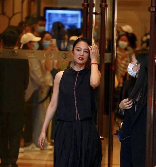 大气|周韵还是无修图好看，看着更加的大气，穿黑裙一点都不显老