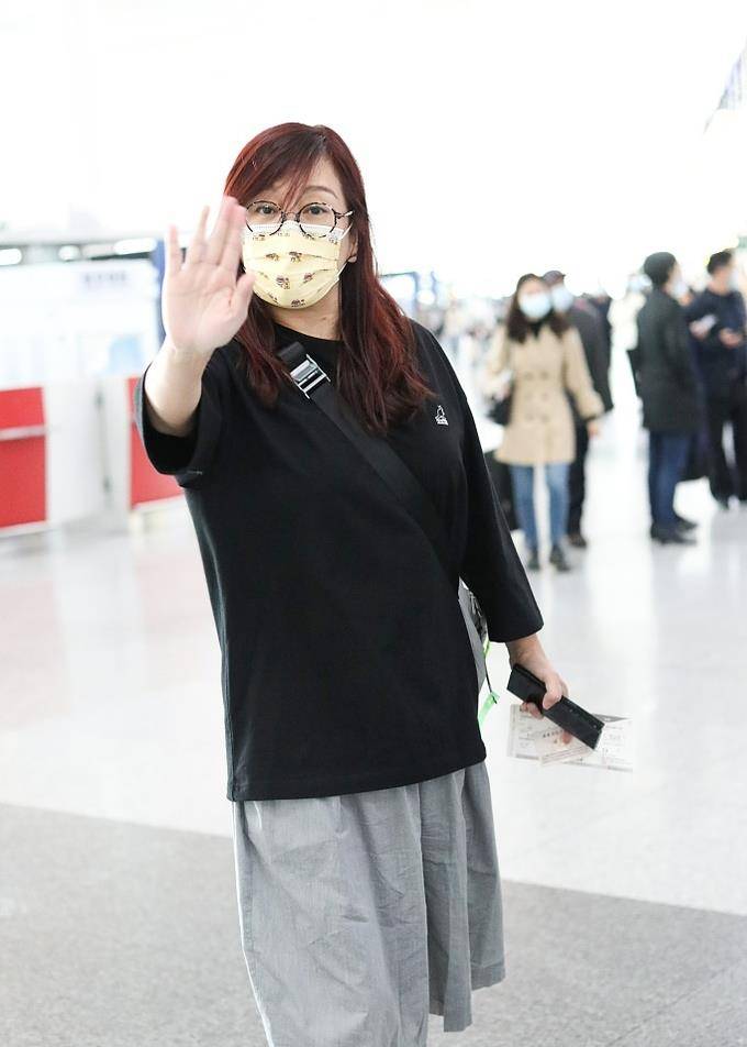 网友|都是演戏？陈松伶和婆婆现身机场，穿着休闲并肩前行举止亲密