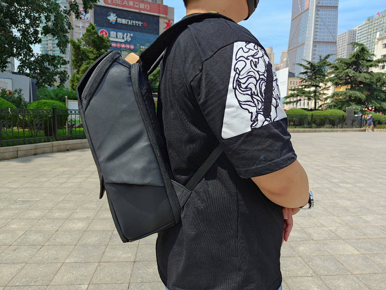 设计|简约立体的都市背包，办公通勤的零感体验！