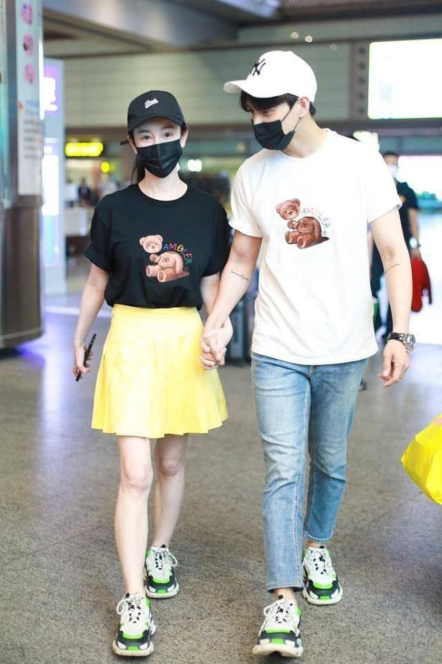 黑色|张檬的牛奶肌太白了，穿一身黑色修身款，身材真的很惹眼