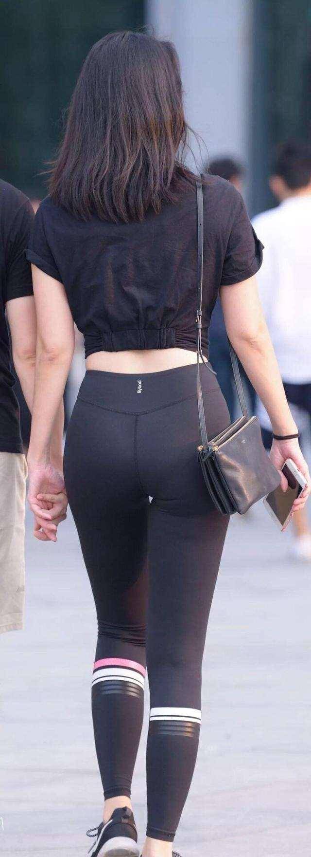 花色|黑色露脐上衣加黑色显瘦打底裤,活泼青春的搭配,看起来很有范儿