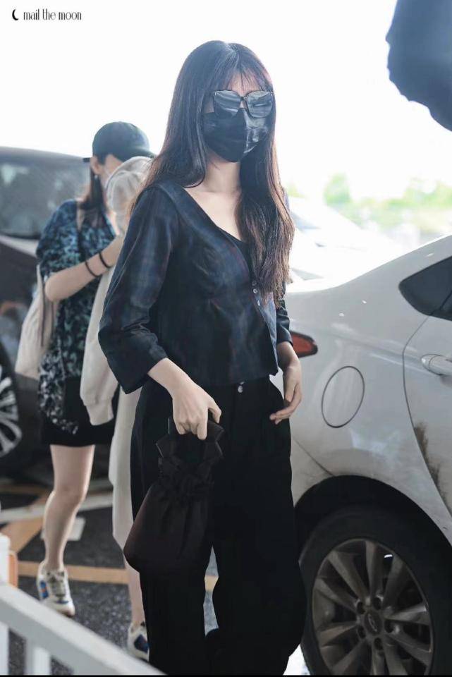 自拍|虞书欣机场私服，复古七分袖配格纹衬衫，颈部线条优越