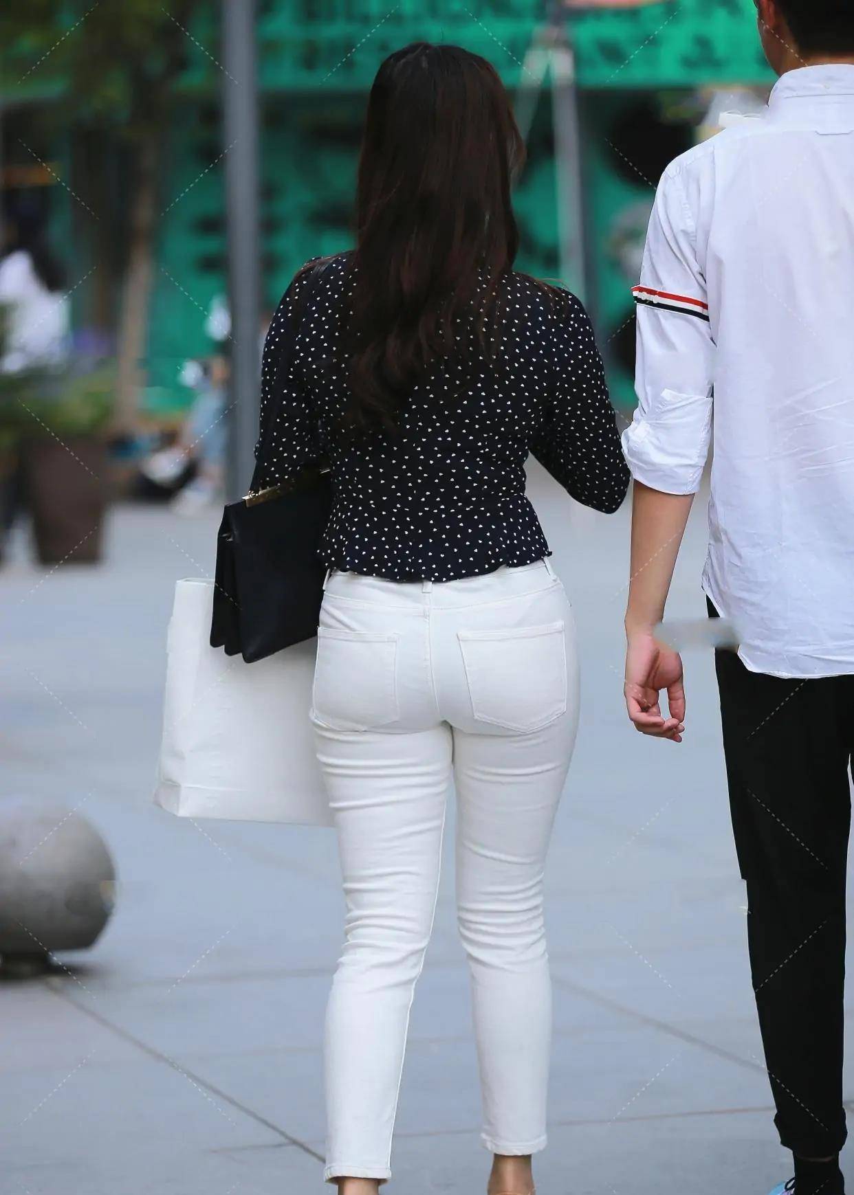 女孩子|黑色波点上衣搭配白色小脚裤,修身显瘦,知性十足
