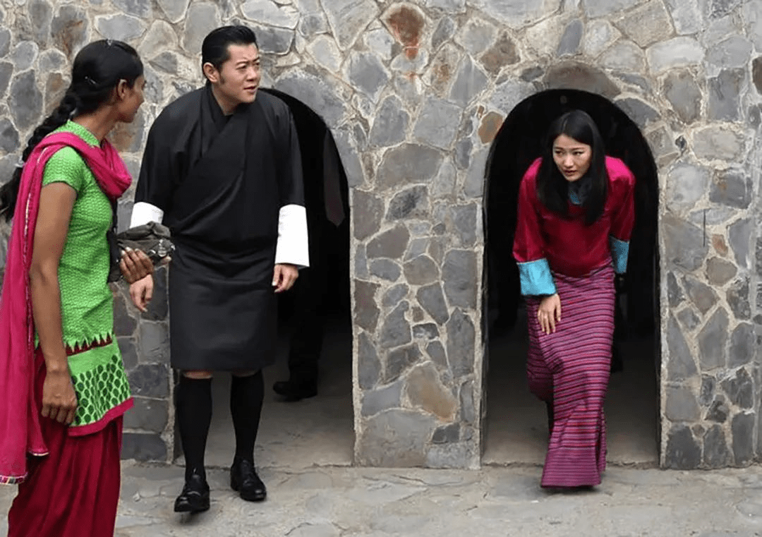 30岁不丹王后参加印度婚礼抢了风头，和英拉，卡米拉同框比美不输
