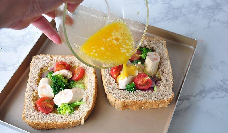 蔬菜|早餐不知给孩子吃什么，试试将吐司加蔬菜和蛋，烤一烤，太香了