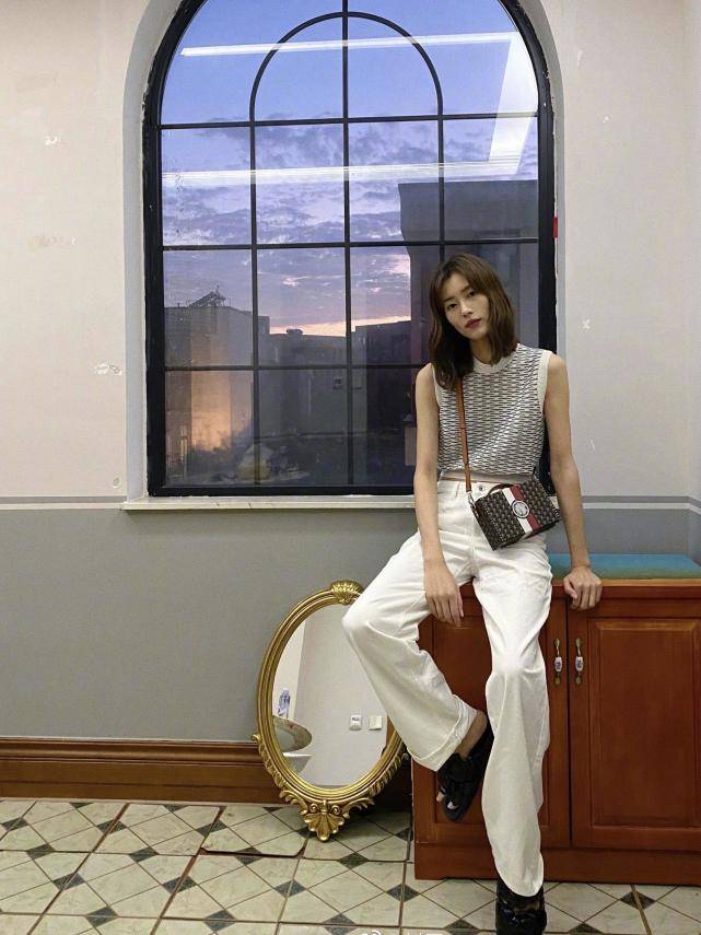 白边|刘雯参加香奈儿活动,黑色小香风套装镶白边,高级感十足