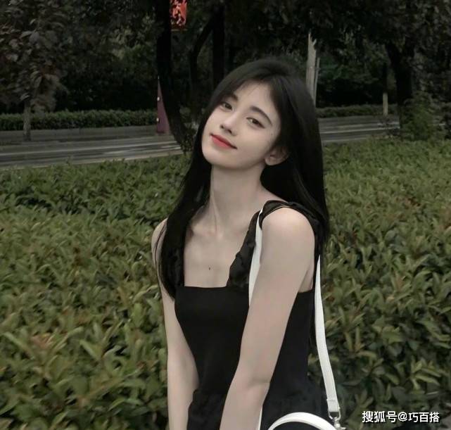 设计|鞠婧祎这也太会穿了，黑色贝雷帽+短开衫，显高又气质