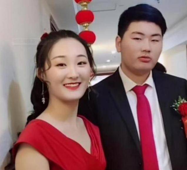 方面|大衣哥儿媳婚后“回门”，V领造型锁骨明显，妆容自然比明星漂亮