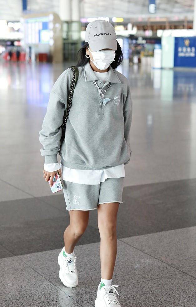 身材|吉克隽逸这么穿不难受吗？衣服勒得这么紧，感觉一直在绷着