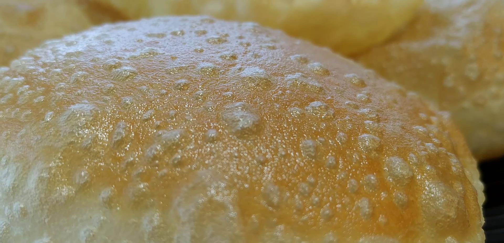 小勺|早餐饼快速做法，一碗面，开水一烫，个个空心鼓大泡，好吃又解馋