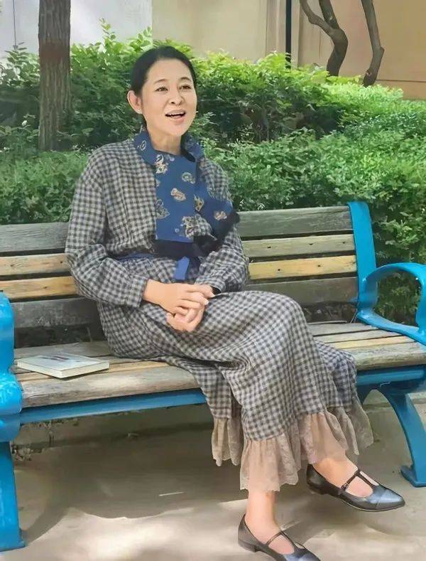 贵妇|62岁倪萍亮相机场，穿4200块卫衣搭皮草扮起贵妇范，比舞台上好看