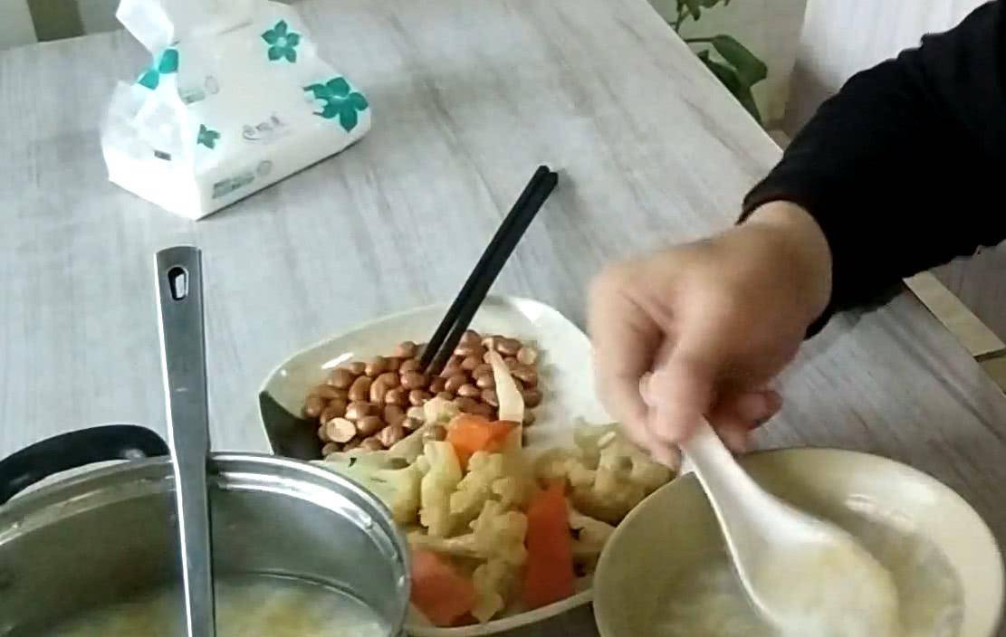 经济|一份8块钱的早餐，有菜有肉老板还端上整锅粥，经济实惠又管饱