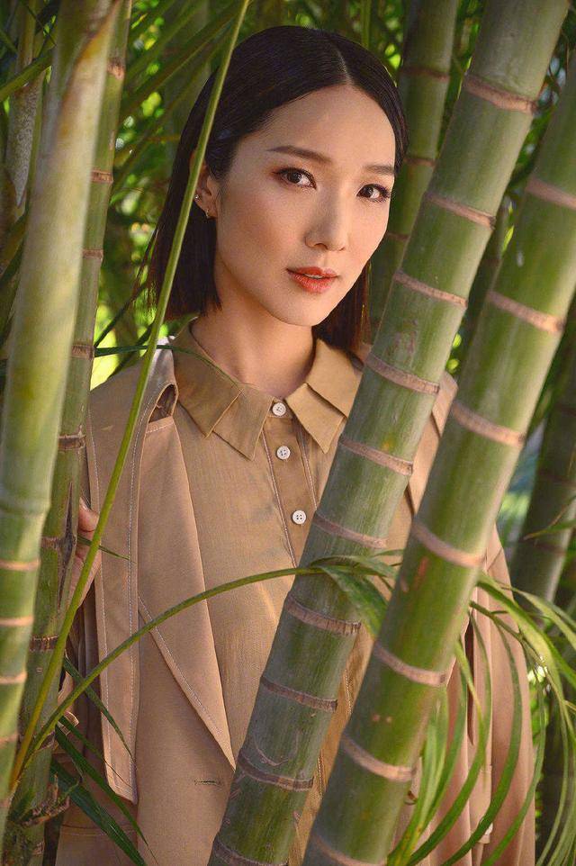显得|李亚男真是“时髦精”，不规则衬衫配风衣知性优雅，气场不输超模