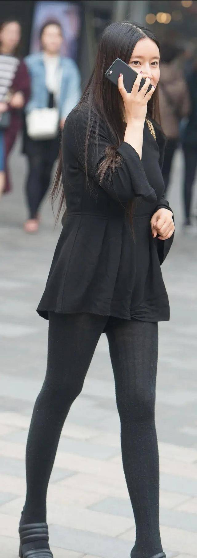 曲线美|明亮耀眼的打底裤穿出优雅高级感，彰显复古的流行元素，时尚精致