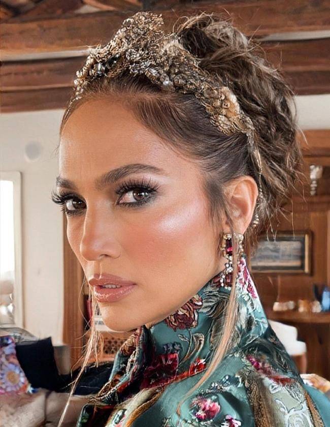 Gabbana|J.LO威尼斯时装秀出洋相，浮夸穿搭展现女王气场，却被拍到标签没剪超尴尬