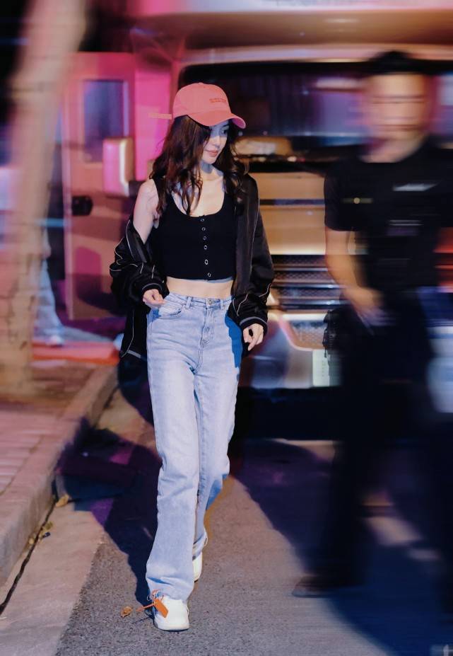 杨颖|杨颖也太瘦了，穿露脐装配高腰裤大秀漫画腰，活力满满！